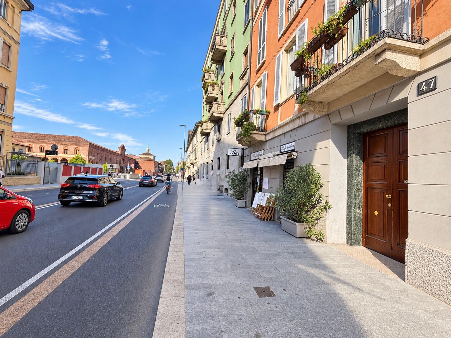 Via Francesco Sforza con l'ingresso al civico 47 e i locali del quartiere