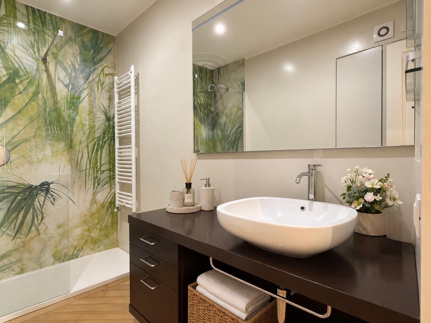 Bagno contemporaneo con doccia decorata e ampio lavabo