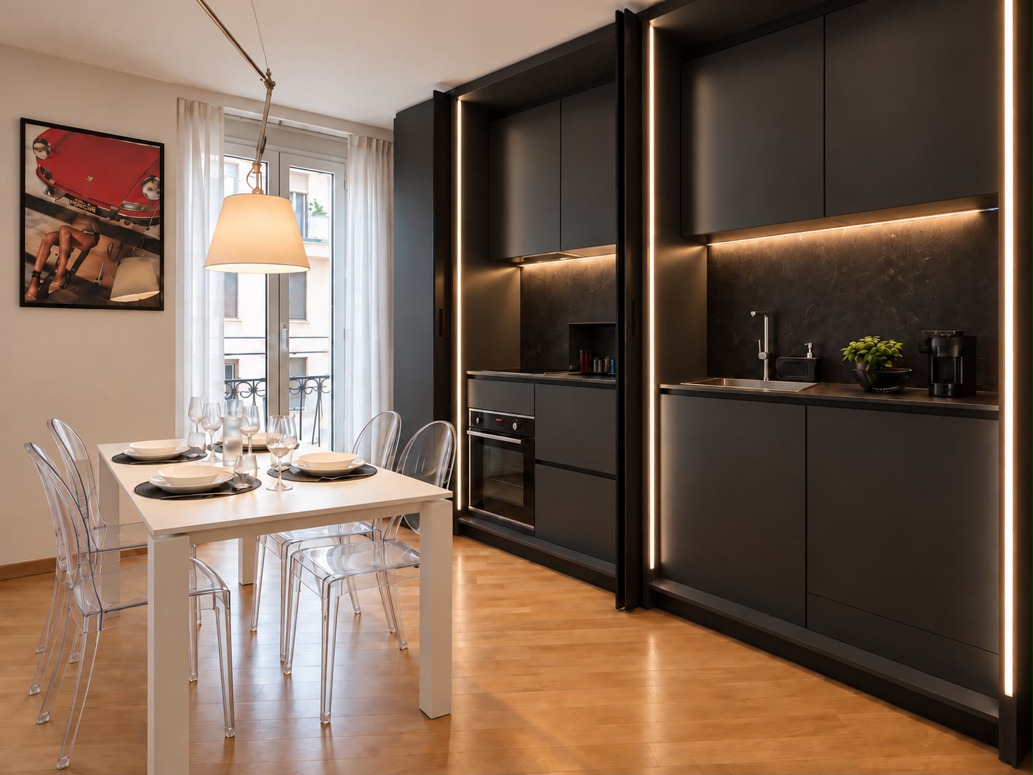 Sala da pranzo per sei persone con cucina contemporanea a vista